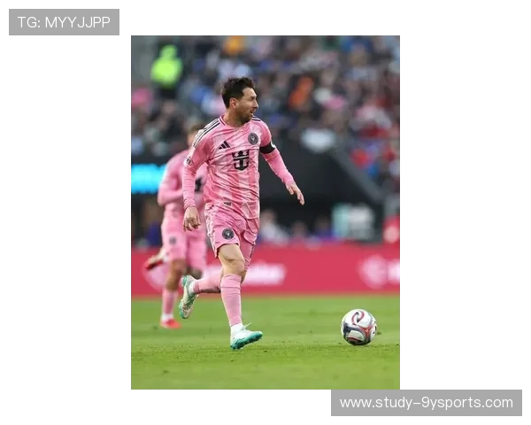 梅西加盟迈阿密国际后首次亮相赛场助球队逆转胜利,球迷热烈欢呼 梅西加盟迈阿密国际后首次亮相赛场助球队逆转胜利,球迷热烈欢呼