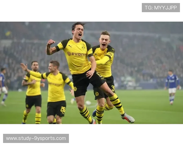 德甲联赛最新动态：拜仁多特战绩起伏 德国足坛新星崭露头角