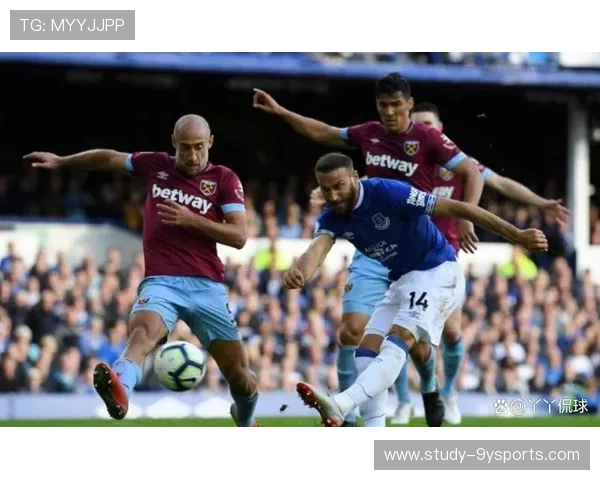 西汉姆联近期阵容调整与新赛季目标引发球迷广泛关注与期待升温